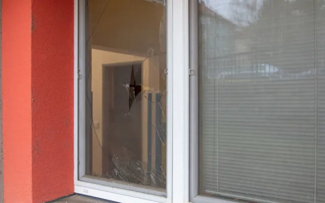 Msta za odmítnuté ošetření zubů. Vandal rozbil okno na pohotovosti v Olomouci