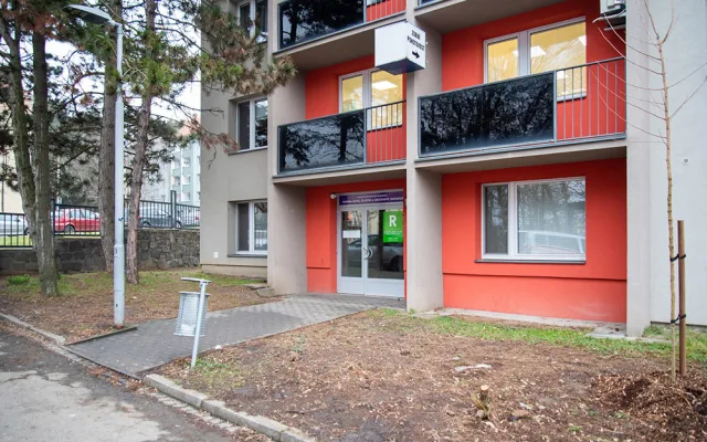 Msta za odmítnuté ošetření zubů. Vandal rozbil okno na pohotovosti v Olomouci