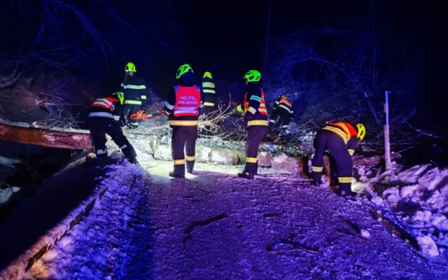 Kalamita na Jesenicku. Kvůli námraze padají stromy, cesty jsou uzavřené, elektřinu dodávají generátory