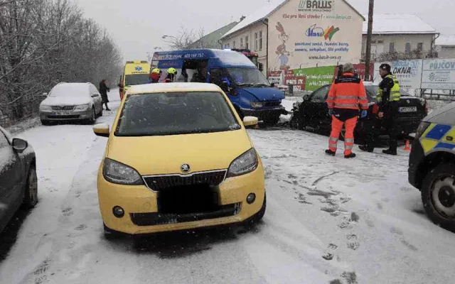 Husté sněžení komplikuje dopravu. Nehoda zavřela silnici u Olomouce