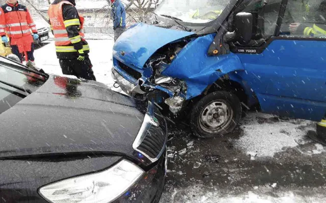 Husté sněžení komplikuje dopravu. Nehoda zavřela silnici u Olomouce