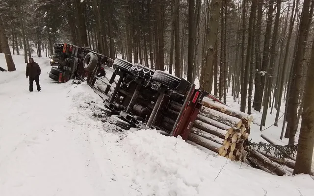 Husté sněžení komplikuje dopravu. Nehoda zavřela silnici u Olomouce