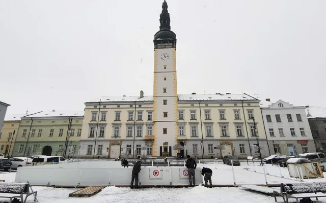 Litovel testuje na náměstí umělé kluziště. Přístupné je po celý den zdarma