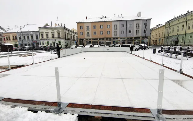 Litovel testuje na náměstí umělé kluziště. Přístupné je po celý den zdarma