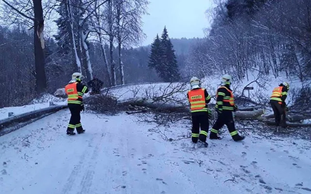 Bílá tma na Šternbersku. Sněhová kalamita uvěznila auta i autobus