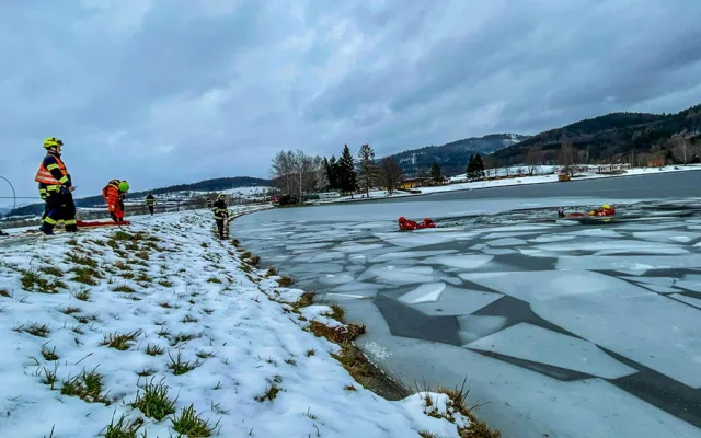 VIDEO: Neriskujte na zamrzlých plochách. Hasiči radí a trénují, co dělat v sevření ledové vody