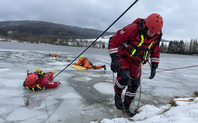 VIDEO: Neriskujte na zamrzlých plochách. Hasiči radí a trénují, co dělat v sevření ledové vody