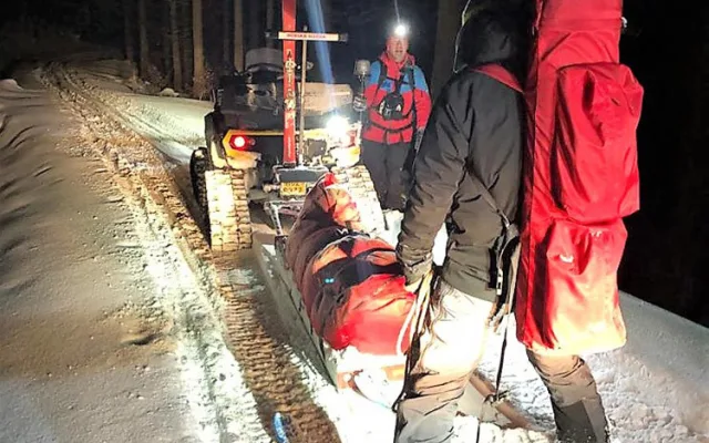 Extrémní počasí sevřelo výletníky v Jeseníkách. S terénem a hlubokým sněhem bojovali i záchranáři