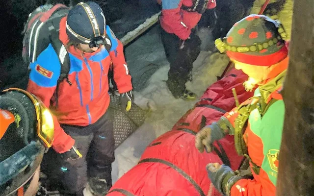 Extrémní počasí sevřelo výletníky v Jeseníkách. S terénem a hlubokým sněhem bojovali i záchranáři