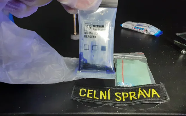 VIDEO: To jste tak nemocná, ptali se celníci. Dvojice vezla z Polska stovky tablet a injekční stříkačky