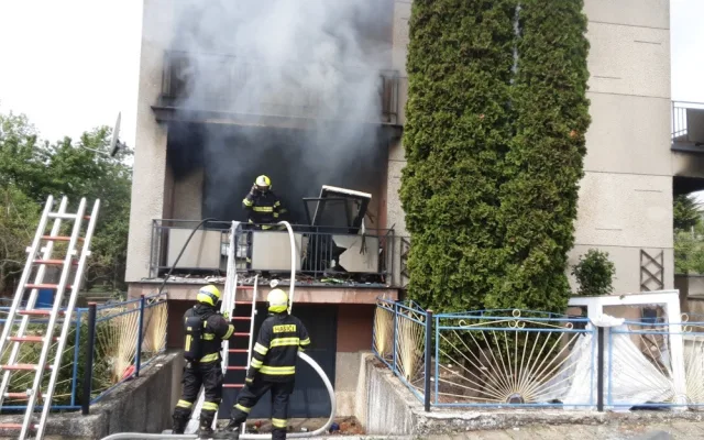 Zemřel senior, který se pokusil zavraždit svého vnuka. Zapálil dům v Lipníku nad Bečvou