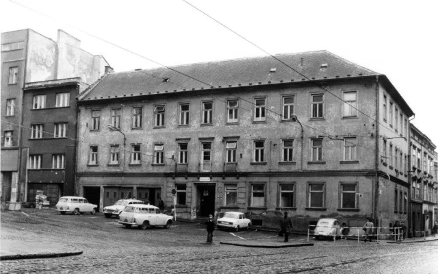 Červený kříž na ulici 8. května (60. léta 20. století)