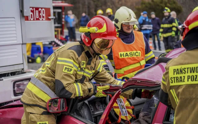 FOTOGALERIE: Hasiči hledali zavalené vojáky se speciálním dronem. U hranic proběhlo rozsáhlé cvičení