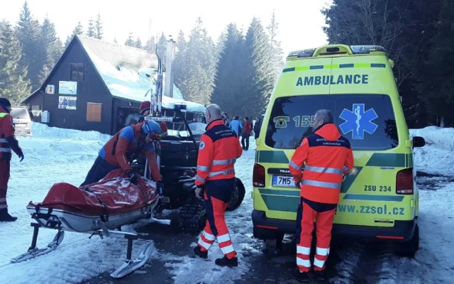 V lese poblíž Skřítku zkolaboval muž. Hasiči a záchranáři pro něho vyjeli na čtyřkolkách