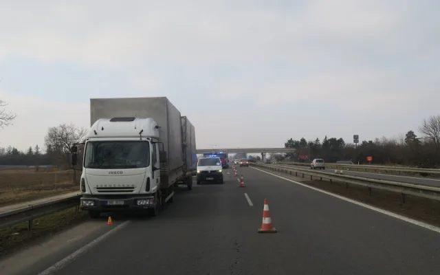Opilému řidiči nákladního vozu se na dálnici u Unčovic utrhl přívěs. Skončil ve svodidlech