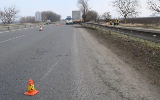 Opilému řidiči nákladního vozu se na dálnici u Unčovic utrhl přívěs. Skončil ve svodidlech