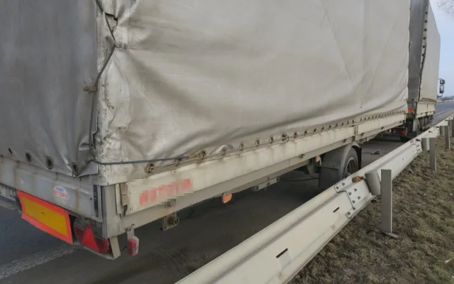 Opilému řidiči nákladního vozu se na dálnici u Unčovic utrhl přívěs. Skončil ve svodidlech