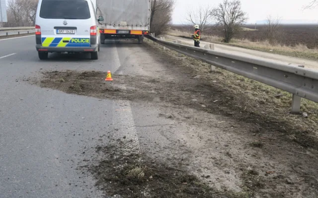 Opilému řidiči nákladního vozu se na dálnici u Unčovic utrhl přívěs. Skončil ve svodidlech