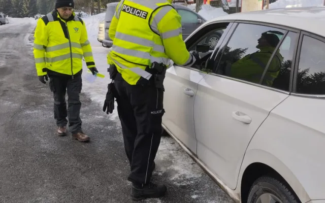Na Skřítku dnes policisté kontrolovali zimní výbavu. Co v ní nesmí chybět?