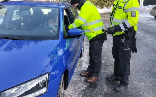 Na Skřítku dnes policisté kontrolovali zimní výbavu. Co v ní nesmí chybět?