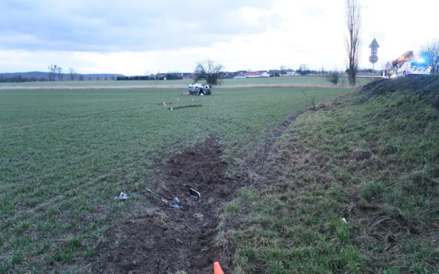 Mladík ujížděl před policisty v autě, které mu nepatřilo, dvoustovkou. Skončil v kotrmelcích v poli