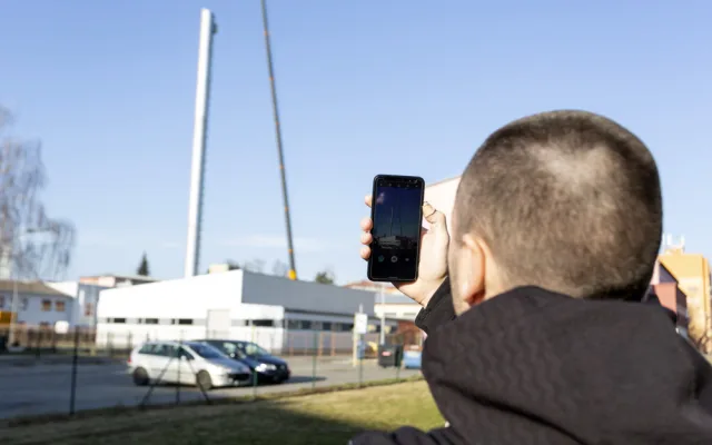 Konec komínu Jaromír. V Uničově odborníci z obřího jeřábu rozebírají vysokou stavbu