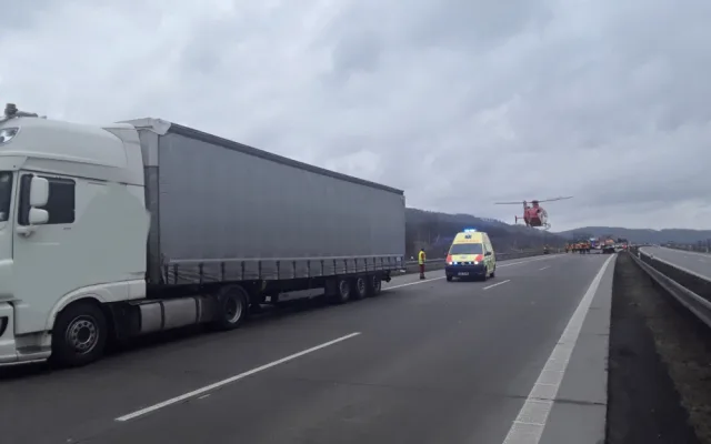 Vážná dopravní nehoda na dálnici u Bělotína. Pro zraněného řidiče letěl vrtulník
