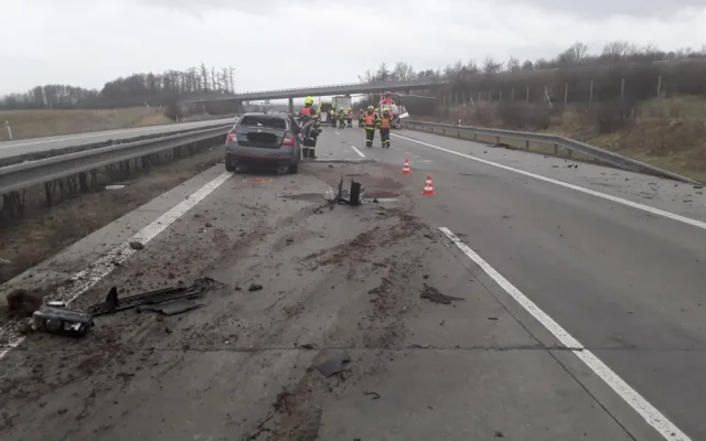Vážná dopravní nehoda na dálnici u Bělotína. Pro zraněného řidiče letěl vrtulník