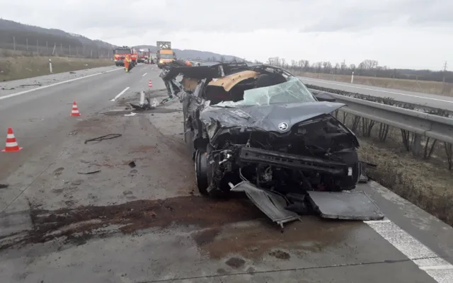 Vážná dopravní nehoda na dálnici u Bělotína. Pro zraněného řidiče letěl vrtulník