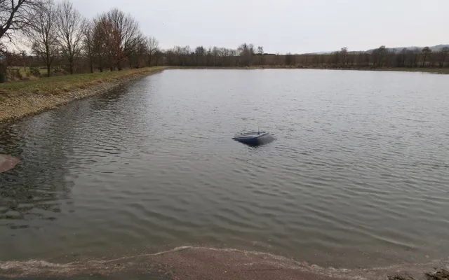 Mladý řidič předjížděl v nevhodný moment, s autem skončil v rybníku