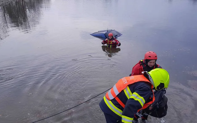Mladý řidič předjížděl v nevhodný moment, s autem skončil v rybníku