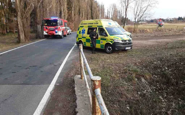 Mladý řidič předjížděl v nevhodný moment, s autem skončil v rybníku