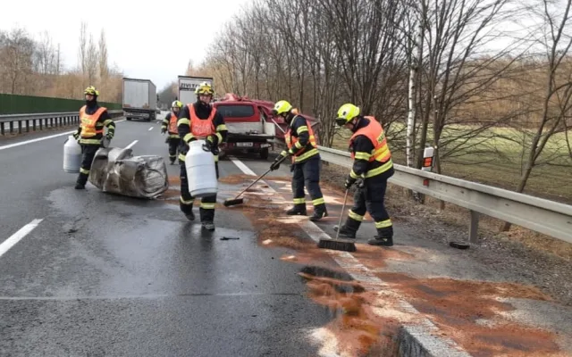 Nákladní vůz sestřelil na dálnici u Mladče dodávku silničářů. Na místě je i speciální kontejner na ropné havárie