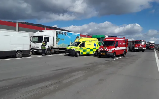 Nehoda dodávky a kamionu zablokovala D1 u Lipníku. Na místo startoval vrtulník