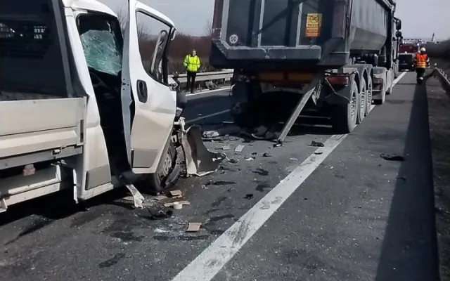 Dlouhá kolona na D35 před rondelem u Globusu: dodávka u Olomouce narazila do nákladního auta