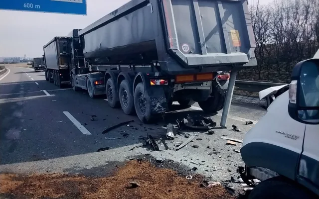 Dlouhá kolona na D35 před rondelem u Globusu: dodávka u Olomouce narazila do nákladního auta