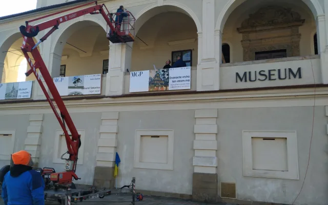 Prostějovské muzeum vyzrálo na agresora. Na ukrajinskou vlajku už nedosáhne
