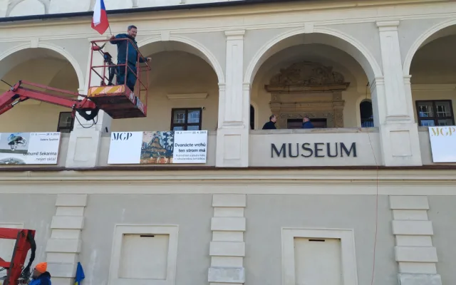 Prostějovské muzeum vyzrálo na agresora. Na ukrajinskou vlajku už nedosáhne