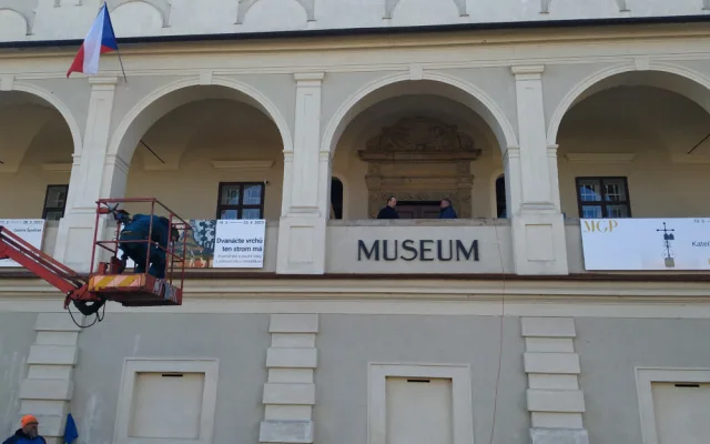 Prostějovské muzeum vyzrálo na agresora. Na ukrajinskou vlajku už nedosáhne