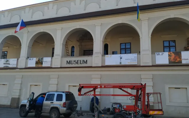Prostějovské muzeum vyzrálo na agresora. Na ukrajinskou vlajku už nedosáhne
