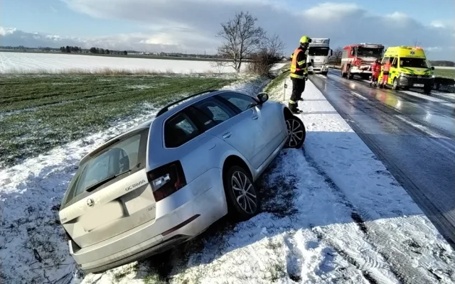 Cesty jako sklo a hodinová zpoždění MHD. Kamion zůstal viset na svodidlech, dozvuk zimy v Olomouckém kraji trápí řidiče