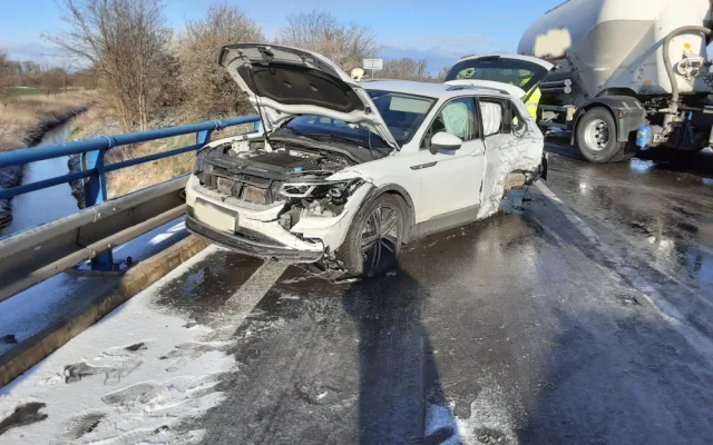 Cesty jako sklo a hodinová zpoždění MHD. Kamion zůstal viset na svodidlech, dozvuk zimy v Olomouckém kraji trápí řidiče