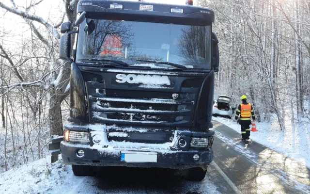 Cesty jako sklo a hodinová zpoždění MHD. Kamion zůstal viset na svodidlech, dozvuk zimy v Olomouckém kraji trápí řidiče