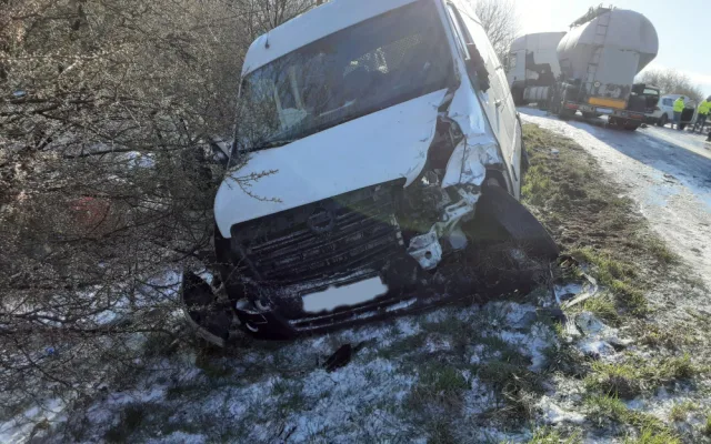 Cesty jako sklo a hodinová zpoždění MHD. Kamion zůstal viset na svodidlech, dozvuk zimy v Olomouckém kraji trápí řidiče