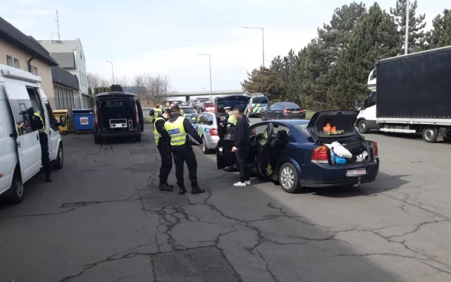 Každý třetí řidič při kontrolách v Olomouckém kraji platil pokutu. Jeden cizinec padělal řidičák