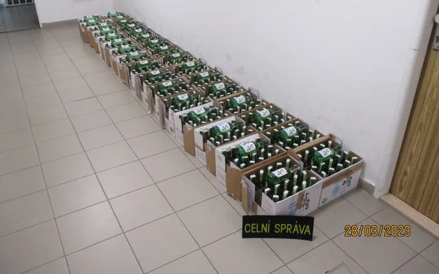 VIDEO: Mongol vezl v přetížené dodávce nezdaněný korejský alkohol. Hrozí mu pětimilionová pokuta