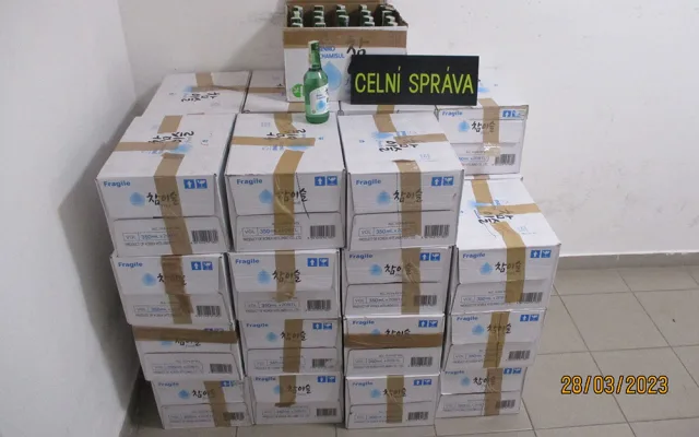 VIDEO: Mongol vezl v přetížené dodávce nezdaněný korejský alkohol. Hrozí mu pětimilionová pokuta