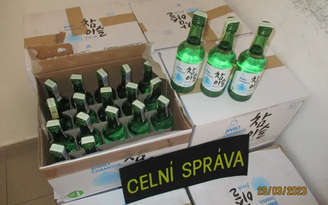 VIDEO: Mongol vezl v přetížené dodávce nezdaněný korejský alkohol. Hrozí mu pětimilionová pokuta