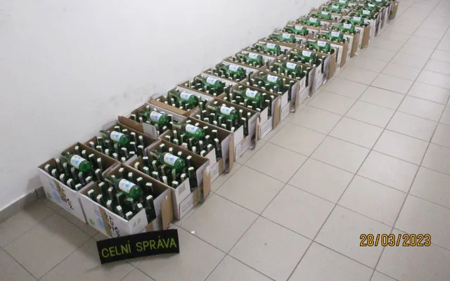 VIDEO: Mongol vezl v přetížené dodávce nezdaněný korejský alkohol. Hrozí mu pětimilionová pokuta