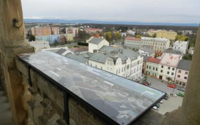 Na radniční věži v Litovli jsou nové panely s fotografiemi okolí. Turisté se tak lépe zorientují